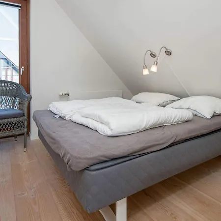 6 Person In Romo-by Traum